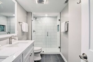 Badewanne, Haartrockner, Handtücher