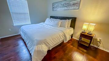 5 slaapkamers, een bureau, een strijkplank/strijkijzer, reisbedje