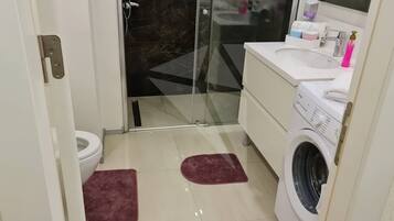 Bruser, hårtørrer, håndklæder, Sæbe