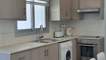 City Apartment | Private kitchen | Full-size fridge, microwave, oven, stovetop