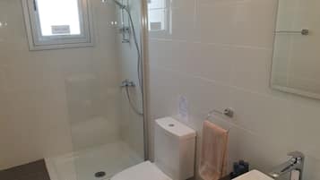 City appartement | Badkamer | Een douche, gratis toiletartikelen, een haardroger, handdoeken