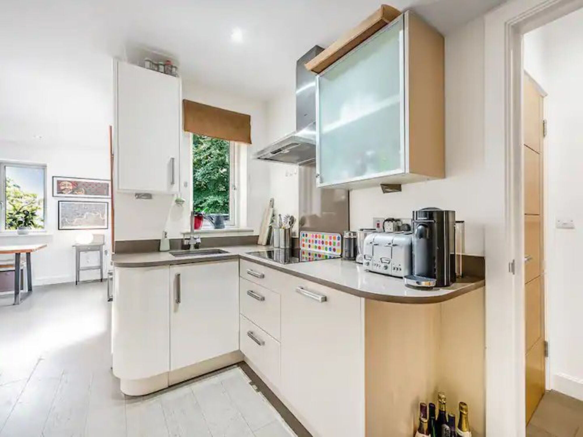 ثلاجة، فرن، غسالة أطباق، ماكينة لصنع القهوة/الشاي