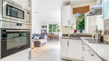 Fridge, oven, dishwasher, coffee/tea maker