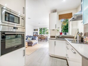 Fridge, oven, dishwasher, coffee/tea maker - Modern Terrace Apartment in Putney - Pass the Keys (London)