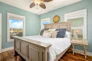 3 bedrooms, free WiFi - THE BEACH HOUSE - short walk to beach, fenced yard! (Crystal Beach)