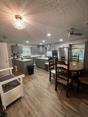 Réfrigérateur, four à micro-ondes, un four, surface de cuisson