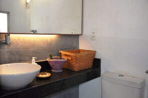 Apartment | Badezimmer | Hausschuhe, Handtücher, Seife, Toilettenpapier