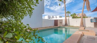 Steps to Beach, Private Pool & BBQ, Near Malecón