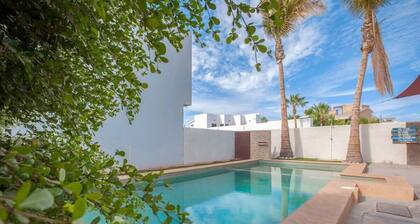 Steps to Beach, Private Pool & BBQ, Near Malecón
