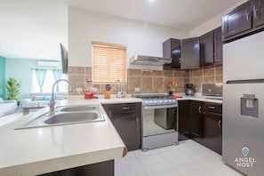 Refrigerador, microondas, horno y parrilla de estufa