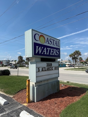 Señal de Coastal Waters en 3509 S Atlantic Ave.