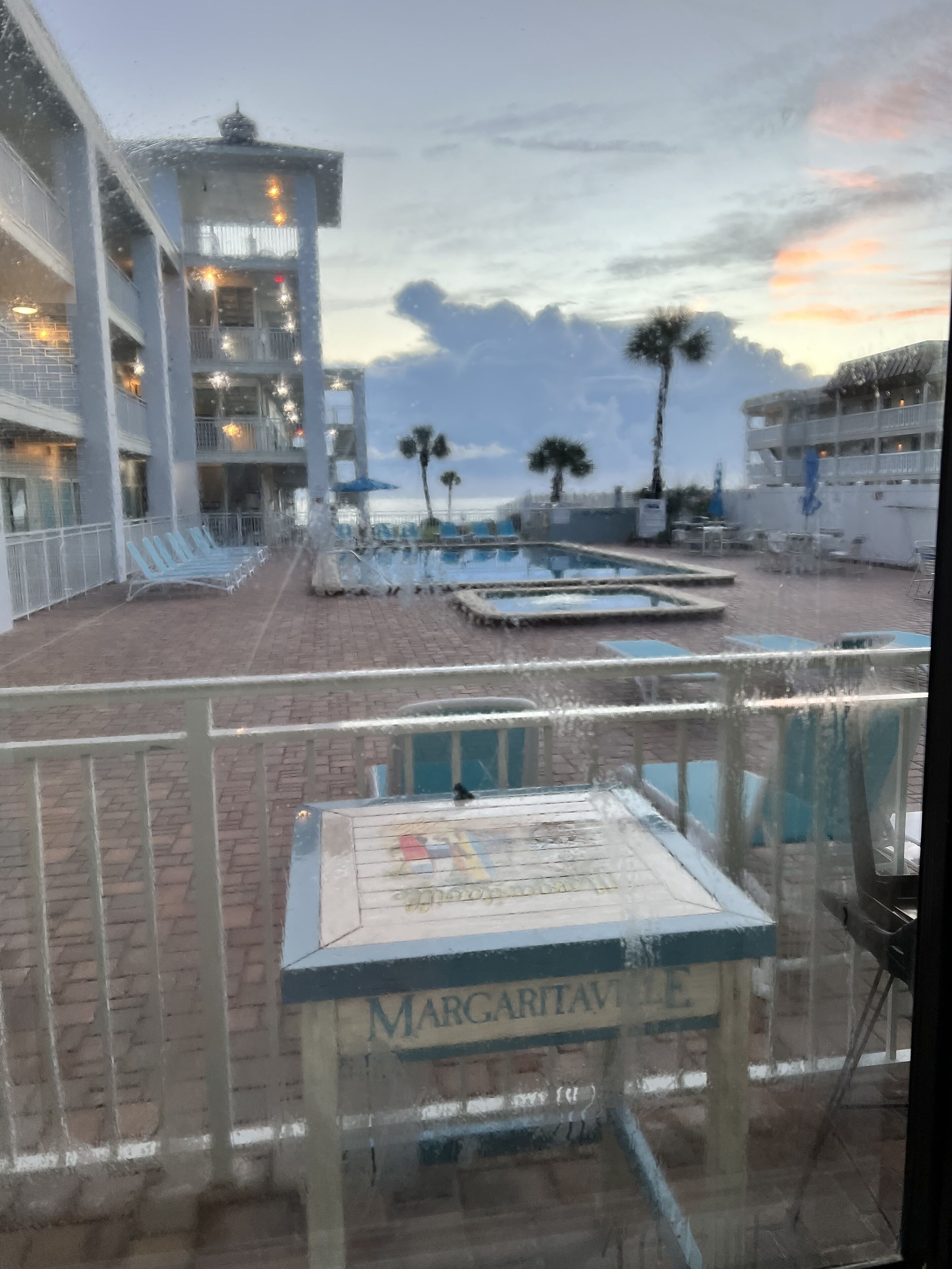 Utomhuspool och uppvärmd pool