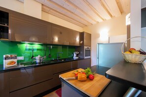 Family Apartment, Multiple Bedrooms, 2 Bathrooms (Alpino Ski in-Ski out 10m) | Private kitchen