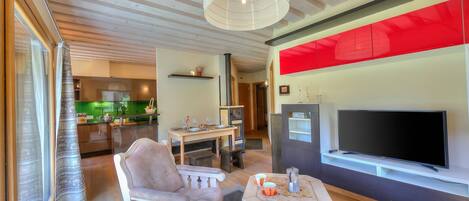 Family Apartment, Multiple Bedrooms, 2 Bathrooms (Alpino Ski in-Ski out 10m) | Living room | 21-inch flat-screen TV with satellite channels, TV