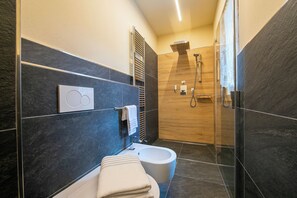 Un baño moderno con inodoro, bidé y ducha.