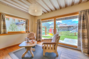 Familienapartment, 2 Schlafzimmer, 2 Bäder (Alpino Ski in-Ski out 10m) | Wohnzimmer | 21-Zoll-Flachbildfernseher mit Satellitenempfang, Fernseher