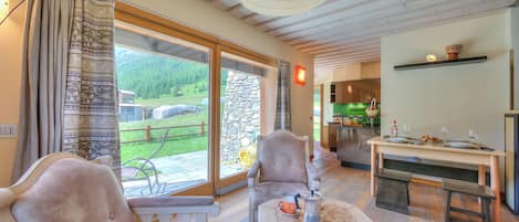 Appartement Familial, plusieurs chambres, 2 salles de bains (Alpino Ski in-Ski out 10m) | Coin séjour | Télévision à écran plat de 21 pouces avec chaßnes par satellite