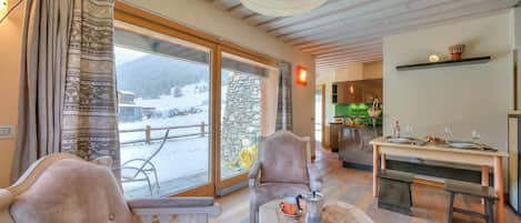 Departamento familiar, varias habitaciones, 2 baños (Alpino Ski in-Ski out 10m) | Sala de estar | Televisión de pantalla plana de 21 pulgadas con canales vía satélite