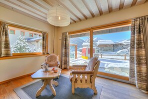 Familienapartment, Mehrere Schlafzimmer, 2 Bäder (Alpino Ski in-Ski out 10m) | Wohnzimmer