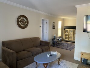 Una Smart TV, una chimenea