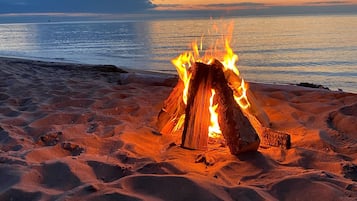 Plage à proximité, chaises longues, serviettes de plage