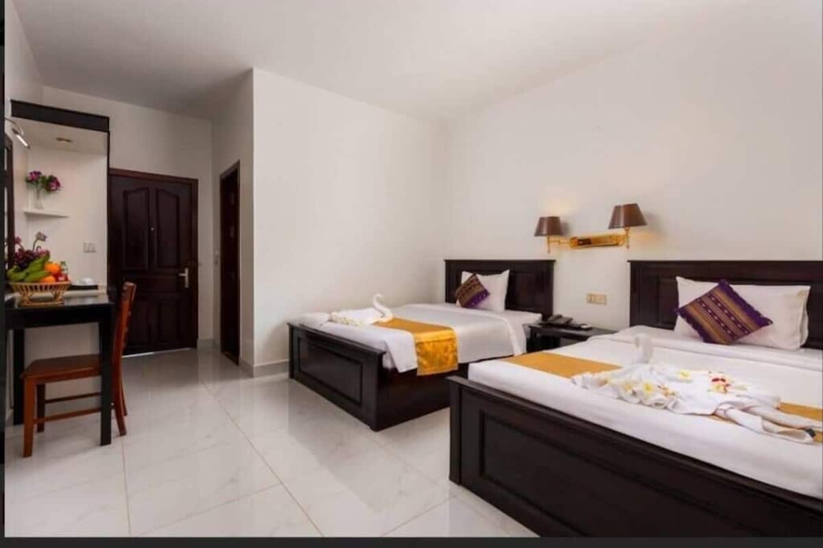 Habitación superior con 2 camas individuales | Escritorio, wifi gratis, decoración individual y mobiliario individual