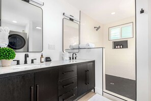 Bathtub, hair dryer, towels - Scottsdale Retreat | Pool, Putt & 2 King Suites (Scottsdale)