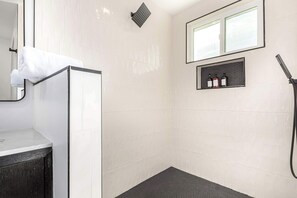 Bathtub, hair dryer, towels - Scottsdale Retreat | Pool, Putt & 2 King Suites (Scottsdale)