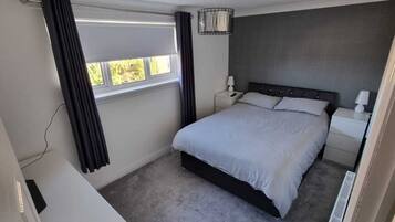 2 bedrooms, iron/ironing board, internet, bed sheets