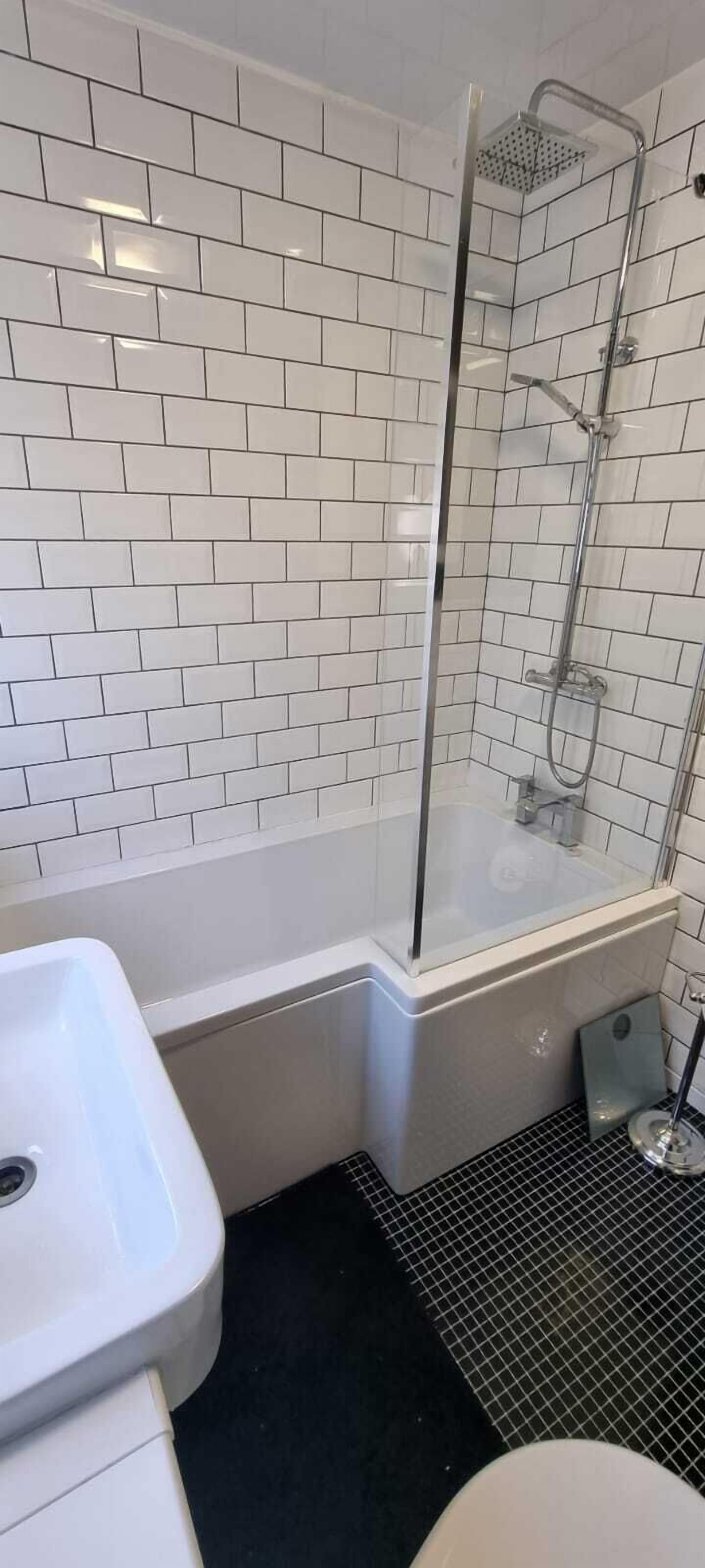 Bathtub, hair dryer, towels, shampoo