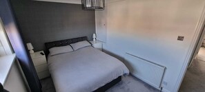 2 habitaciones, tabla de planchar con plancha, wifi y ropa de cama 