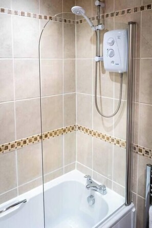 Badekar, hårtørrer, håndklæder