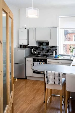 Kühlschrank, Mikrowelle, Ofen, Herdplatte