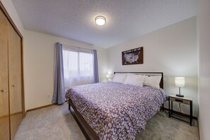 3 habitaciones, tabla de planchar con plancha y cuna de viaje 