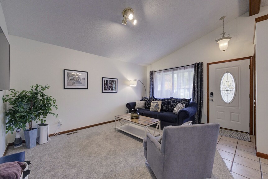 3 Bedroom 2 Bathroom Whole House- Up To 8 People - ウェストランド, MI