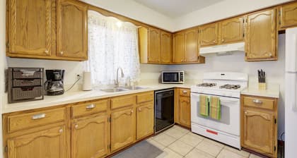 3 bedroom 2 bathroom whole house- up to 8 people
