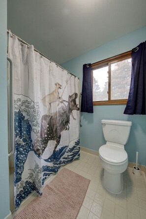 Bañera, secador de pelo, toallas, jabón