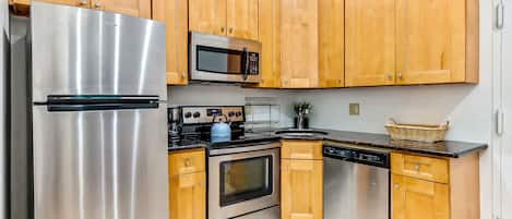 Refrigerador, microondas, horno y parrilla de estufa
