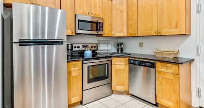 Lovely/ 2BD/2BA Flat near Convention Center-Chinatown/Center City