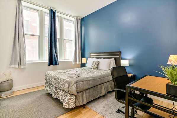 2 makuuhuonetta, työpöytä, silitysrauta/-lauta, ilmainen Wi-Fi