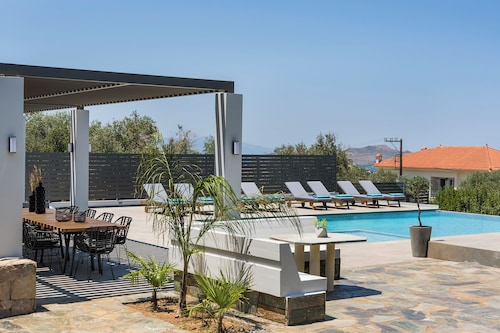 Azatis Luxury Villa: 7-bedroom Villa with a Heated Pool, Hot Tub & Seaview