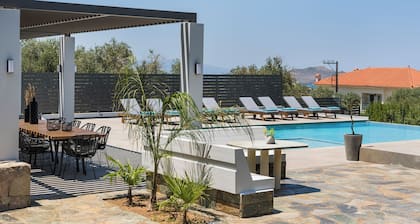 Azatis Luxury Villa: 7-bedroom Villa with a Heated Pool, Hot Tub & Seaview