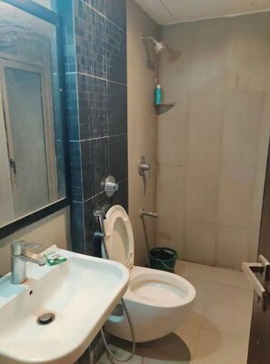 Shower - Spacious 1BHK @Thane, Free Wi-Fi, Free Parking. (THANE)