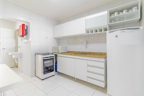 Geladeira, fogão, talheres/pratos/utensílios de cozinha