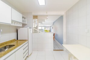 Fridge, oven, cookware/dishes/utensils - PFL03 3 Bedroom Apartment 200m from the beach (Salvador)