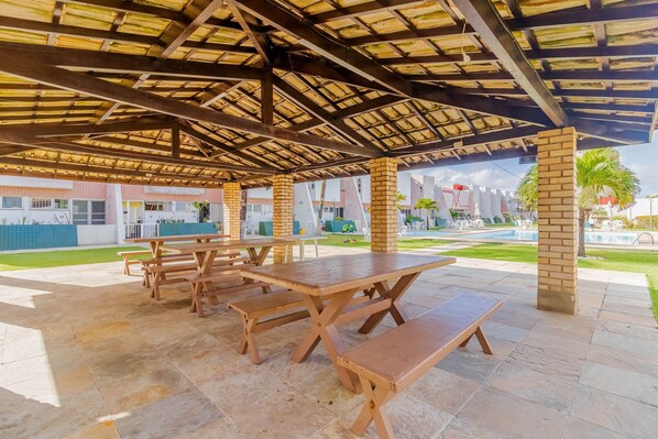 Outdoor dining - PFL03 3 Bedroom Apartment 200m from the beach (Salvador)