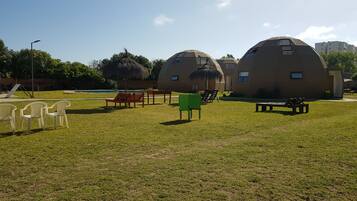 Minibar, escritorio y espacio para trabajar con laptop