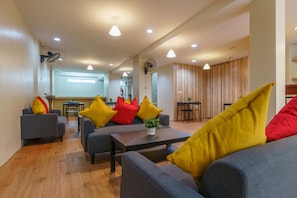 Coin salon dans le hall