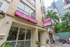 A building with a sign for 'chelinbeds' and another sign for 'chelin'.