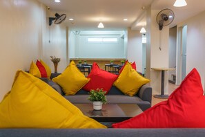 Coin salon dans le hall